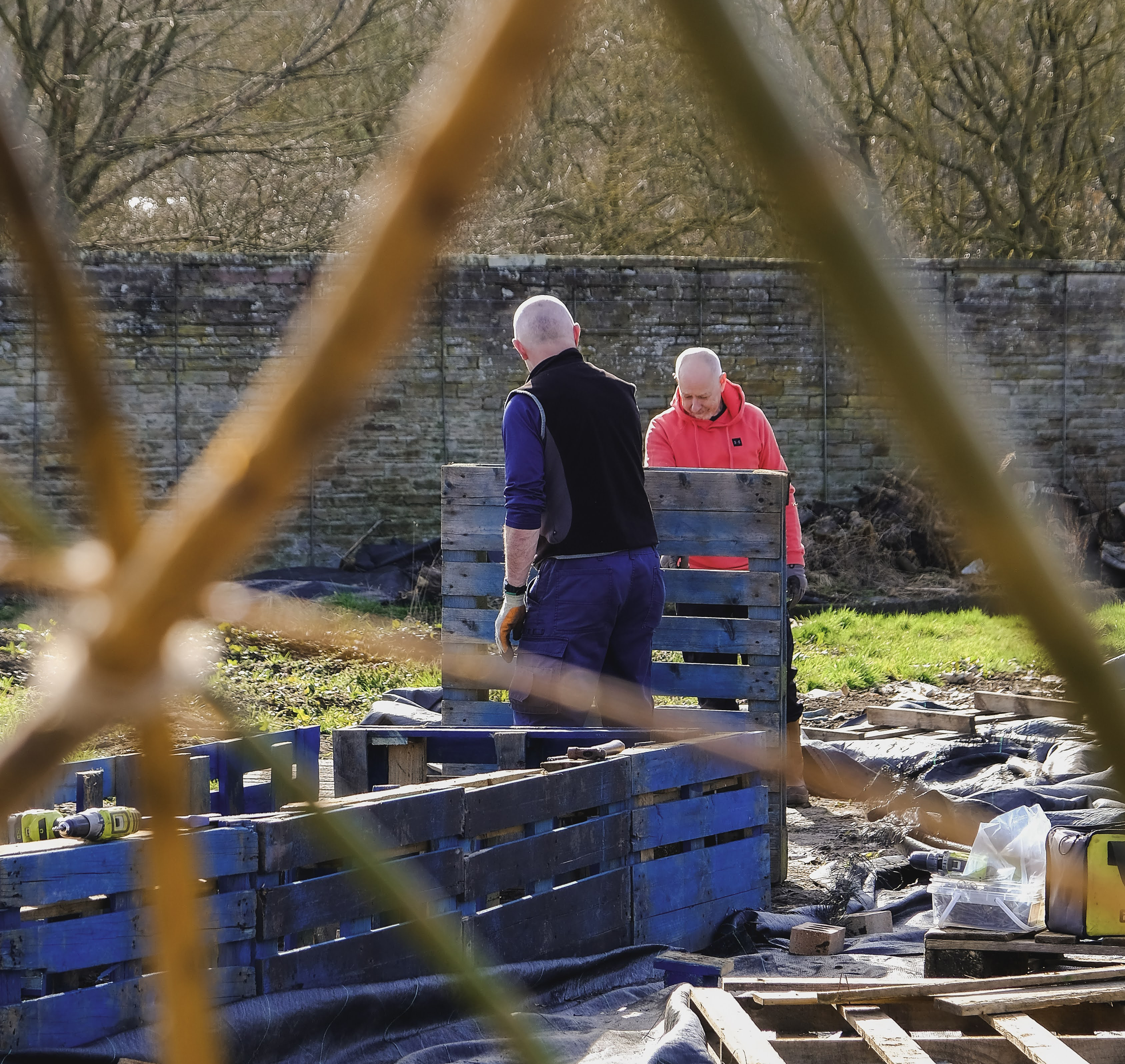 LINBURN VOLUNTEERS BUILD WINTER